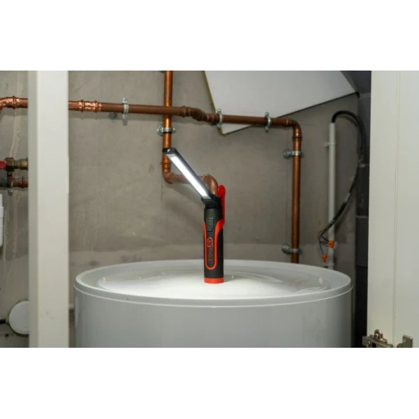 Baladeuse rechargeable COB 1000 lumens avec spot 150 lumens de KS Tools 150.4313F.Mise en situation posé.