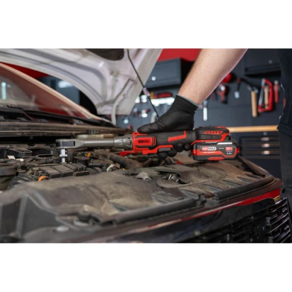 Clé à rochet sans fil 1/2″ 18V avec 2 batteries 1 chargeur KS TOOLS 515.4740F. Mise en situation