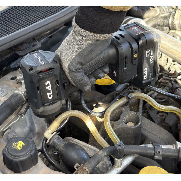 Mise en situation de la boulonneuse à choc 1/2" 680Nm 20V brushless sans batterie ni chargeur CLAS - PW 0681