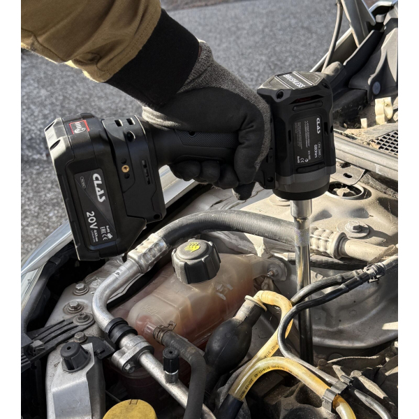 Mise en situation de la boulonneuse à choc 1/2" 680Nm 20V brushless sans batterie ni chargeur CLAS - PW 0681