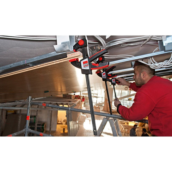 Presse "Une main" Ouverture 300/80 mm BESSEY