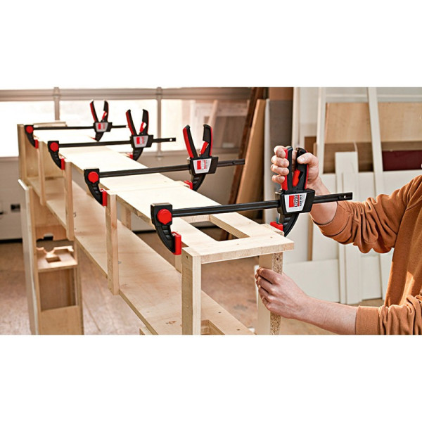 Presse "Une main" Ouverture 300/80 mm BESSEY