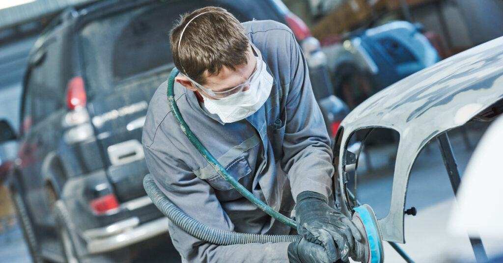 Préparation du support avant la mise en peinture sur carrosserie de véhicule