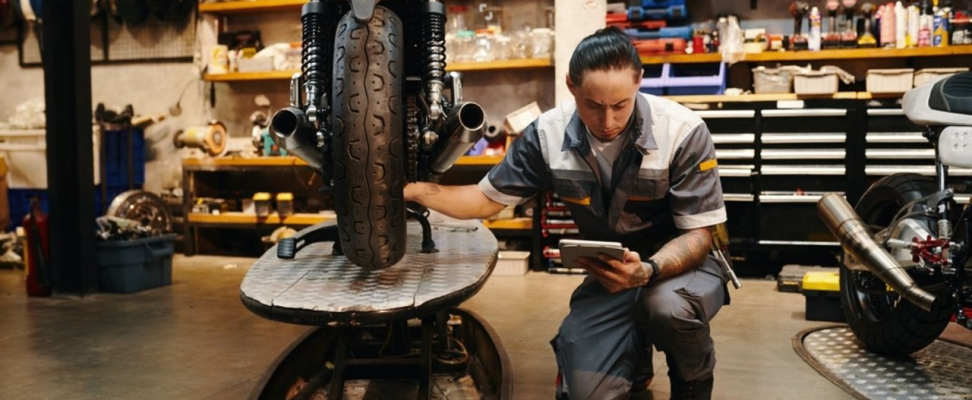 organiser l’espace de travail du mécanicien moto